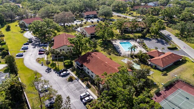 Building Photo - "Discover Serenity: Spacious 2-Bed, 2-Bath Condo in Vibrant Sarasota!"