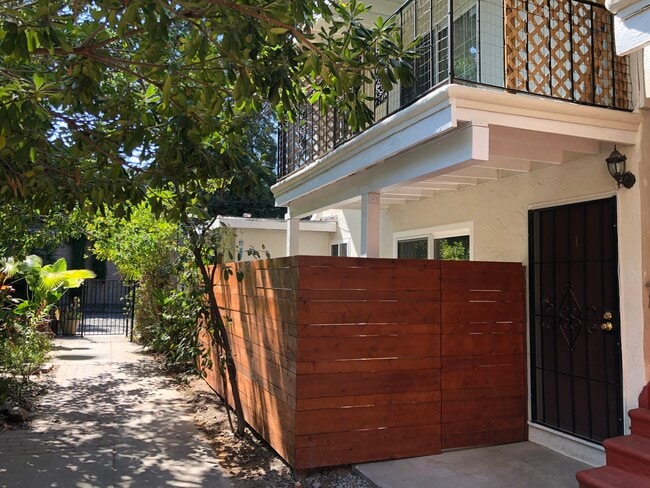 Building Photo - 925 Ravenscourt Ave