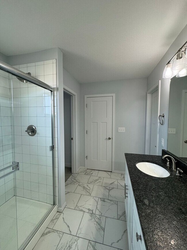 Building Photo - 4 Bedroom, 3 1/2 bathroom in Olathe!