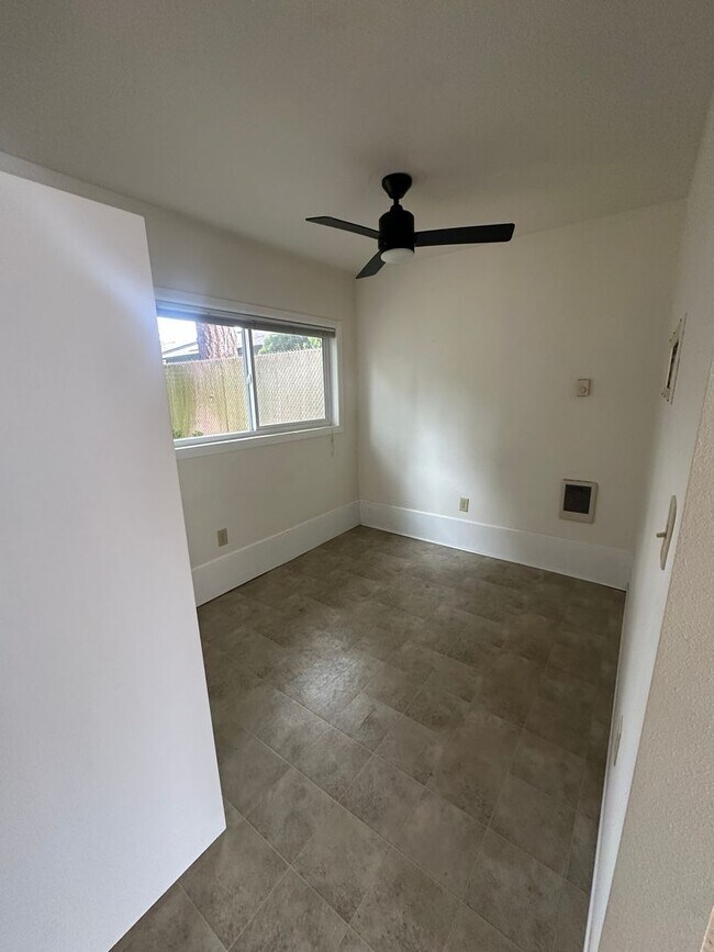 Building Photo - Cherry Ave Duplex