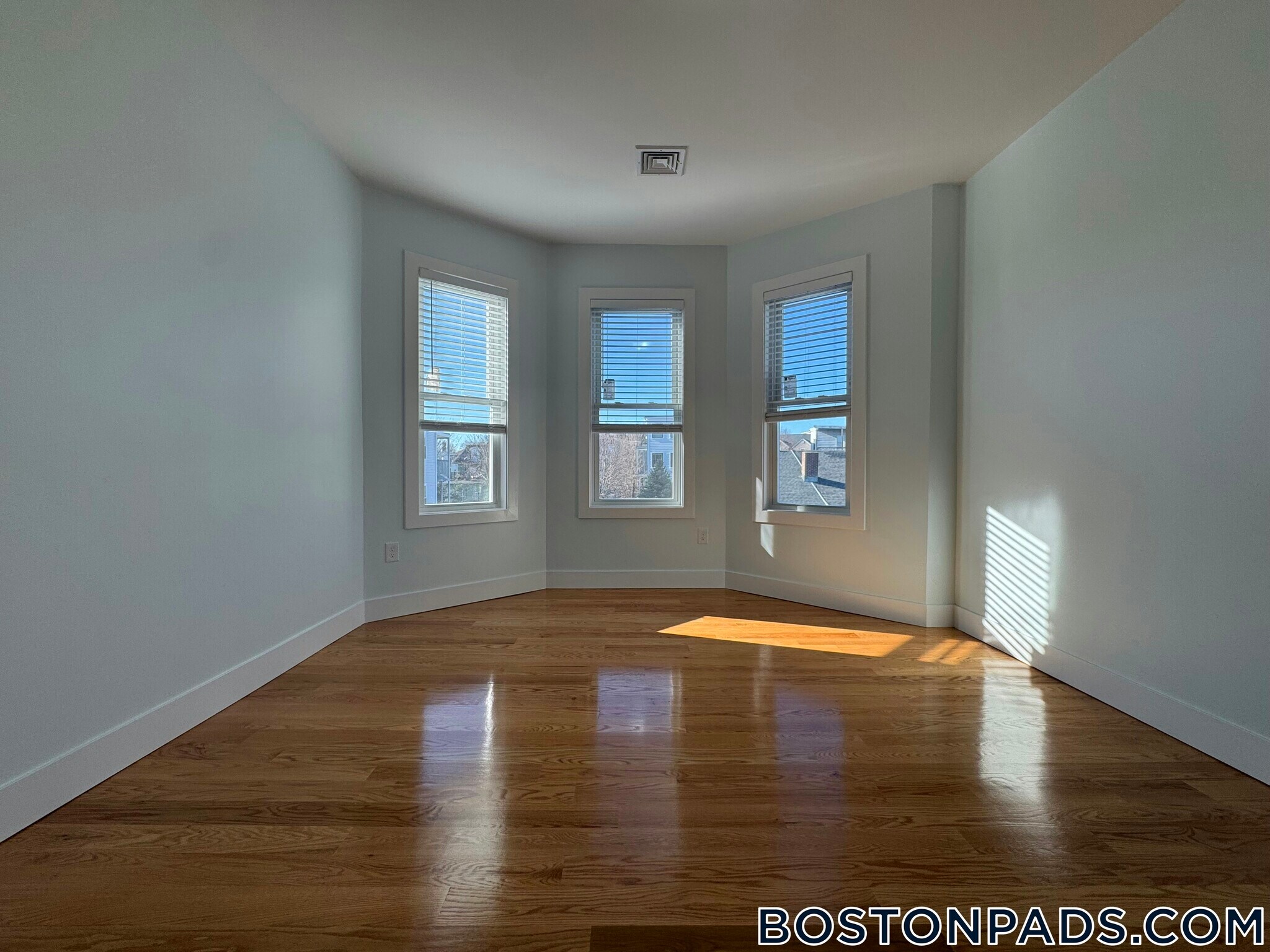 Building Photo - 7 Carson St