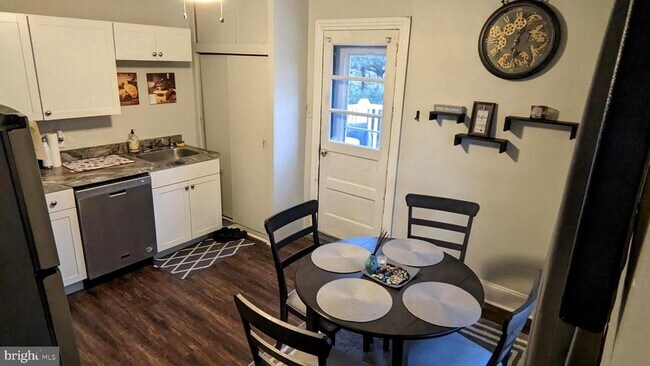 Building Photo - 604 W Holly Ave