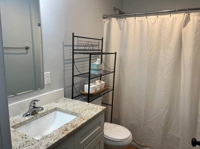 Building Photo - 1212 Doris Ave