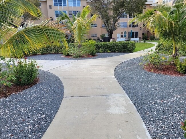 Building Photo - 2400 NE 1st Ln