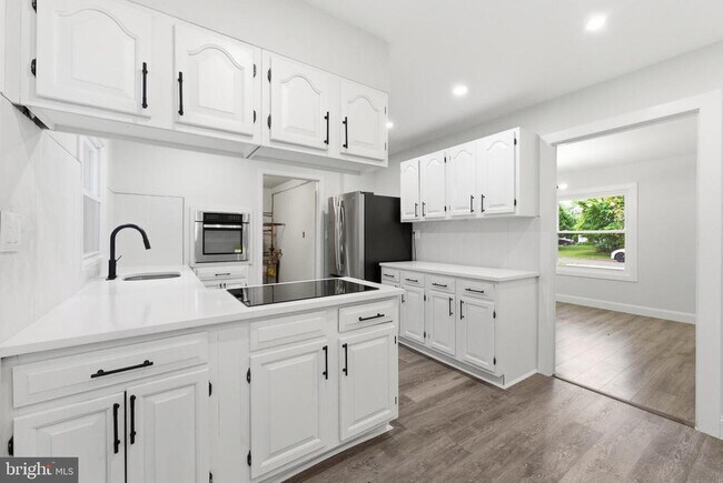Building Photo - 27 Parkside Cir