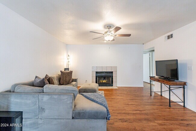 Building Photo - 850 S River Dr