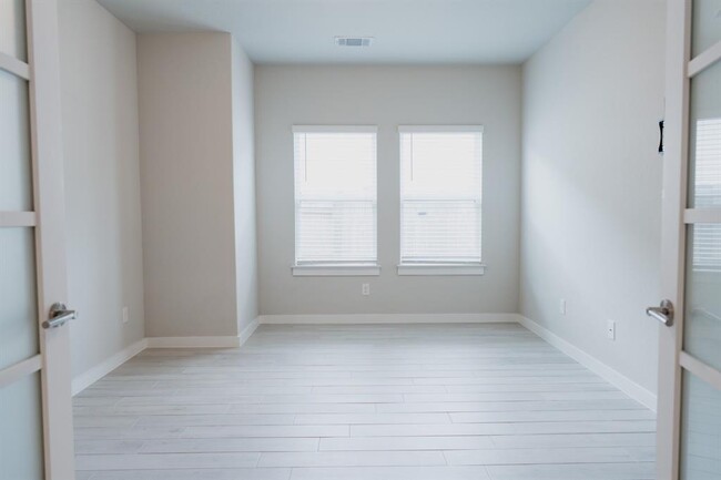 Building Photo - 11400 Comano Dr