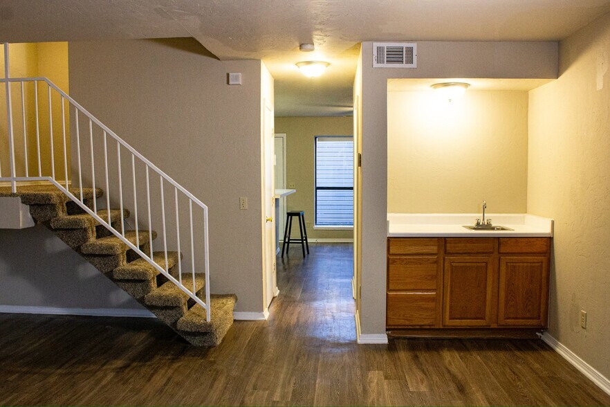 Building Photo - 1329 Eastgate Dr