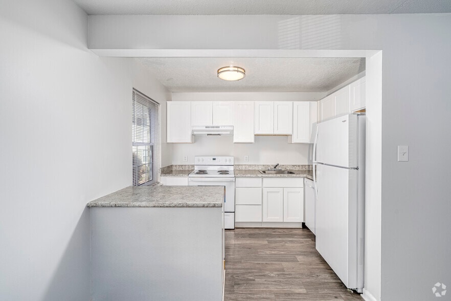 2BR, 2BA - 850SF - Kitchen - Quarterpath Place