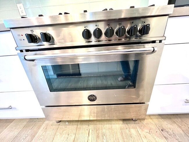 Building Photo - Santa Monica - Luxury Townhome w/ Loft!  (3 Bed / 3.5 Bath)