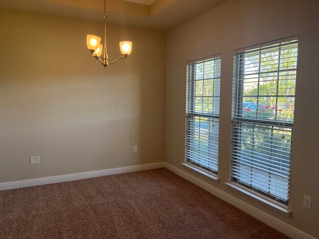 Building Photo - 671 Teal St