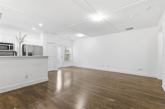 Building Photo - 1076 N Village Dr