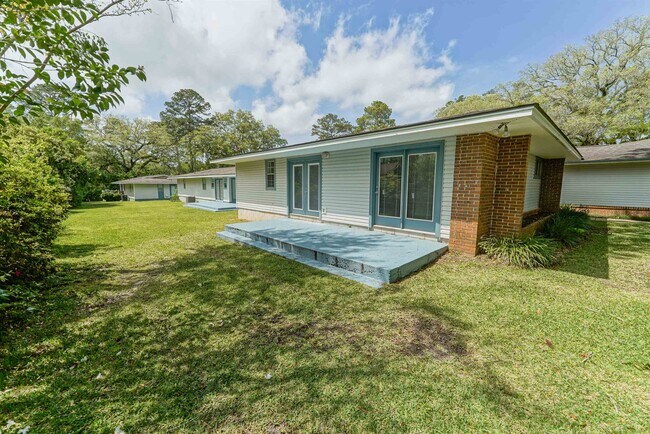 Building Photo - 251 S Villas Ct