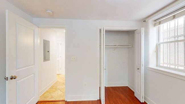 Building Photo - Spacious One Bedroom Condo!