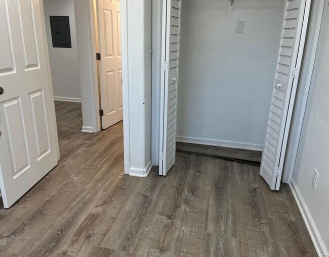 Building Photo - One-bedroom, one-bathroom apartment locate...