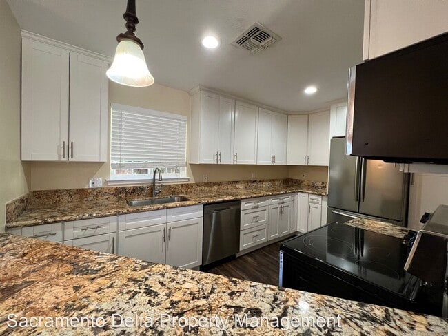 Building Photo - 5 br, 3 bath House - 1901 Walnut Ave - 105...