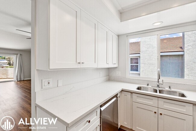 Building Photo - Gorgeous 2 bed/2 baths, located in the highly desired community of Woodbridge.