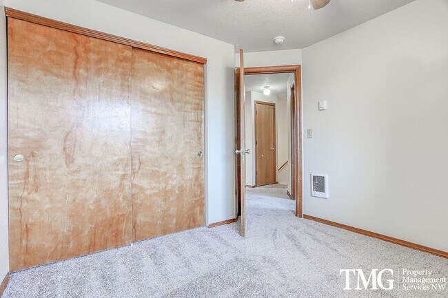 Building Photo - 618-620 SE 131st Ct.