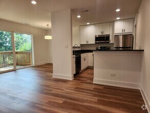 Building Photo - 915 Shorewood