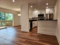 Building Photo - 915 Shorewood