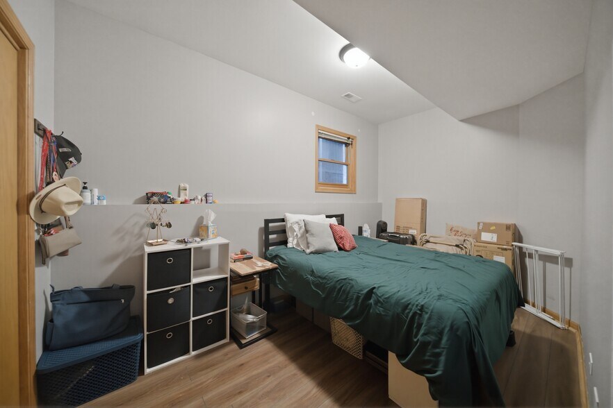 Building Photo - 844 N Wood St