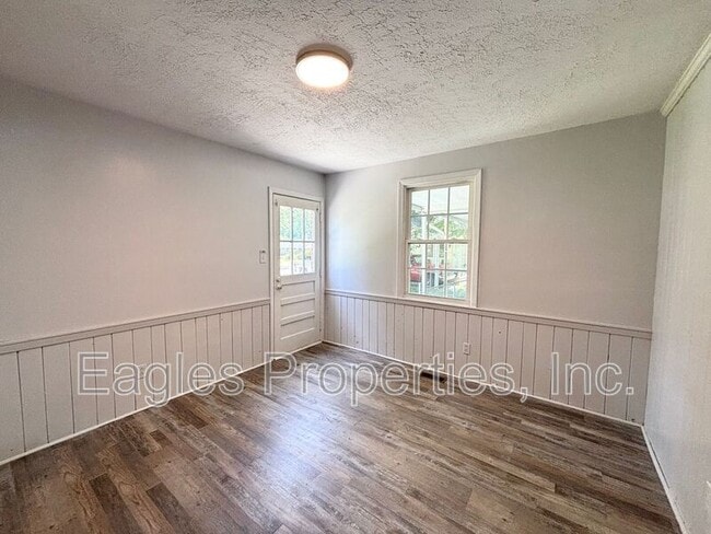Building Photo - 418 Dove Pl