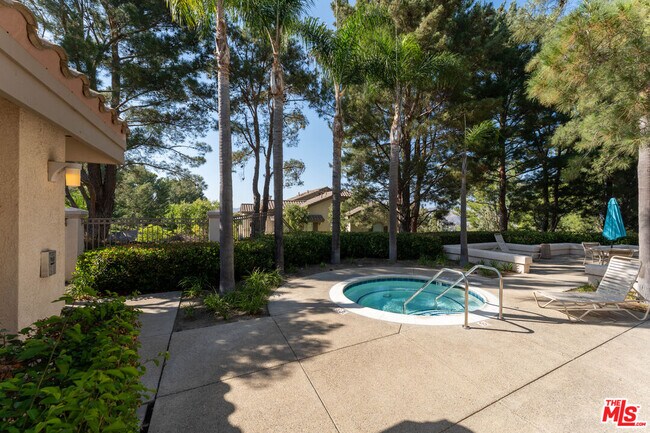 Building Photo - 1010 S Farralon Ln