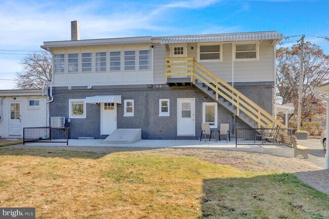 Building Photo - 933 N Hanover St