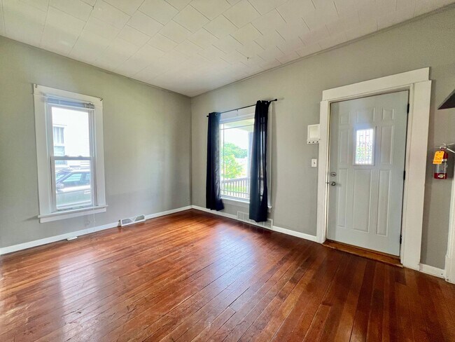 Building Photo - 103 7th Ave NW