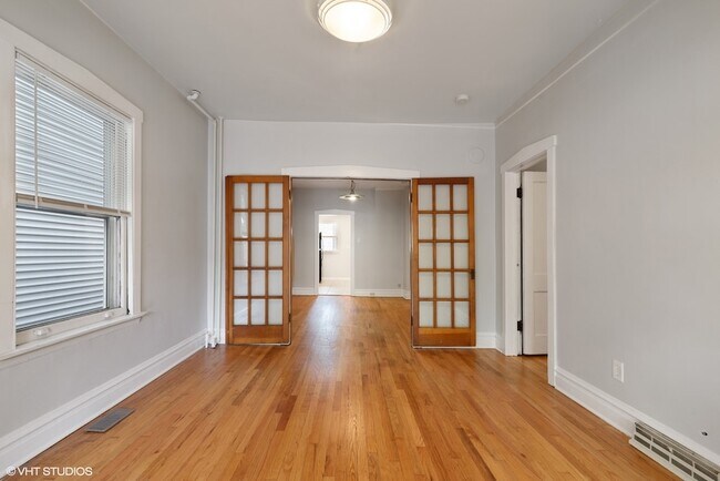 Building Photo - 1652 W Nelson St