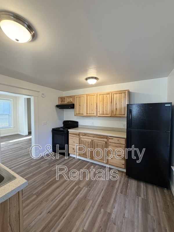 Building Photo - 32 Custer Ave