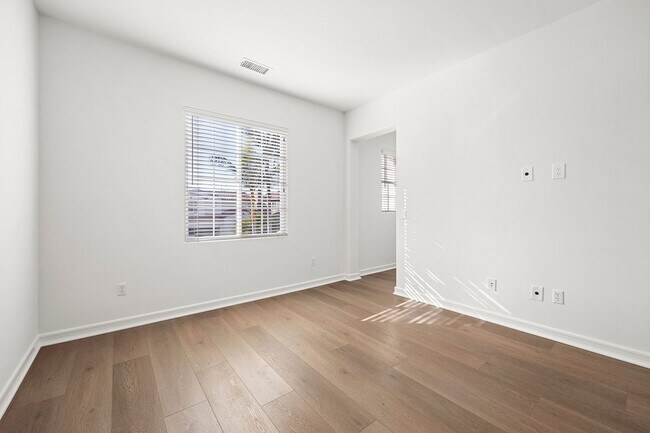 Building Photo - 2556 Pearblossom St