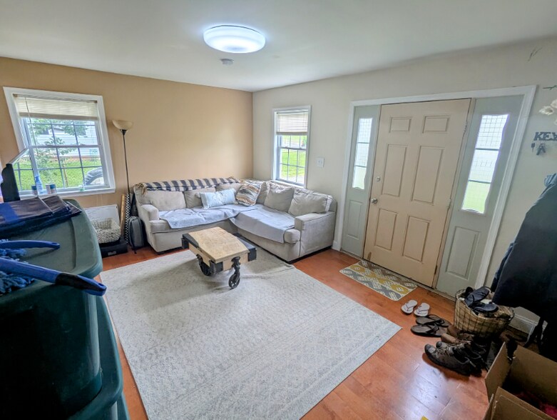 Building Photo - 144 Cabbel Dr