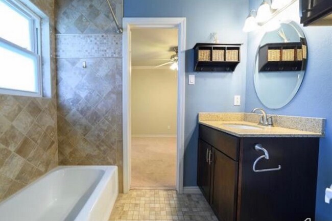 Building Photo - Walk to Campus from This Spacious 3BR/2BA Home (Room for Rent)