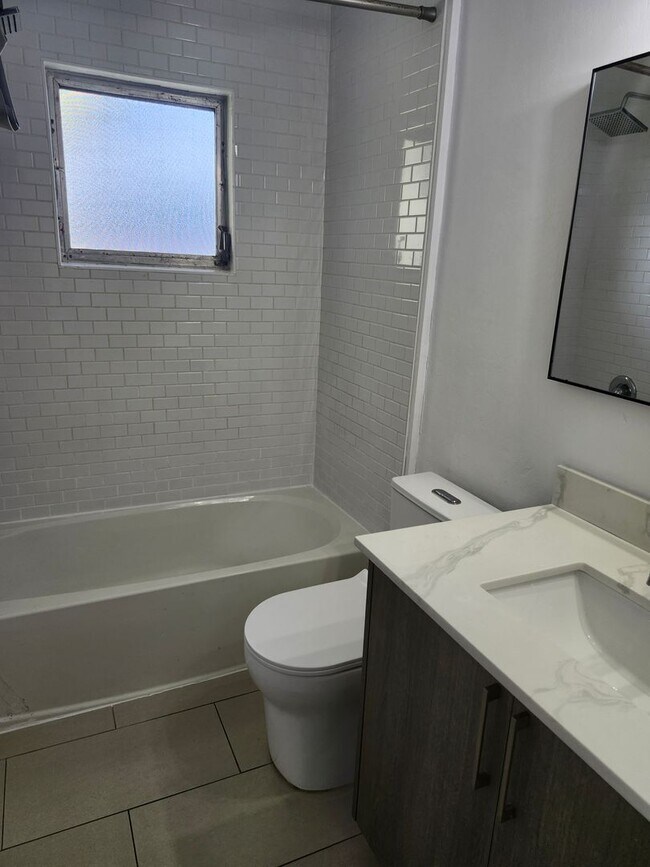 Building Photo - CUTE AS A BUTTON DUPLEX FOR ANNUAL RENT!  ...