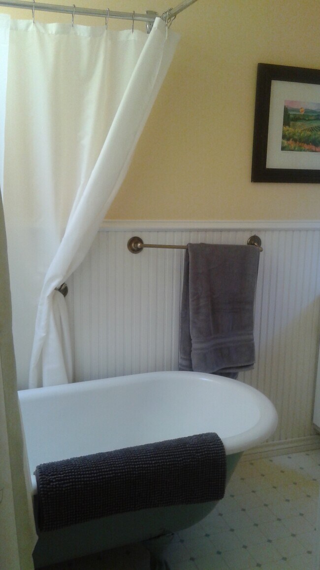 6 ft clawfoot tub - 131 SW Hooker St