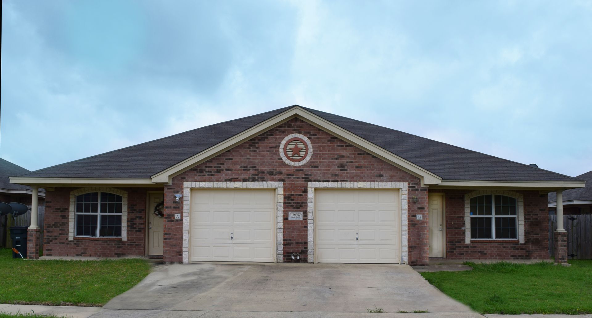 Building Photo - 1204 Cinch Dr