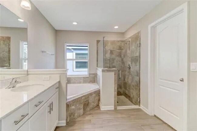 Building Photo - Beautiful 4-Bedroom Home in Gated Communit...