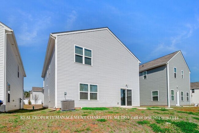 Building Photo - Stunning 4-bedroom, 2.5-bathroom home located in the vibrant city of Charlotte, NC.