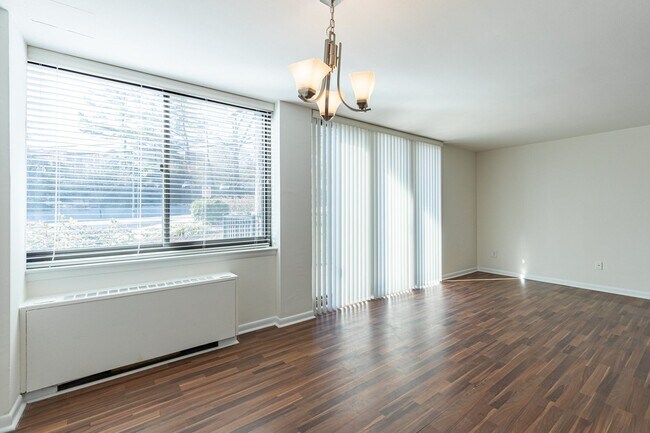 Building Photo - Charming garden-level 2-bedroom, 1-bath home