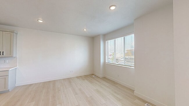 Building Photo - Beautifule New Townhome in Salem