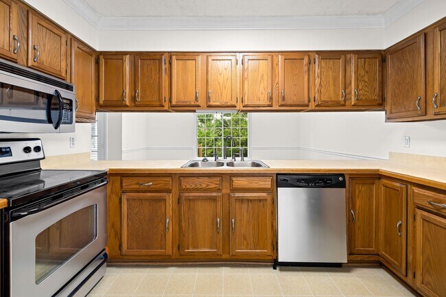 Building Photo - West Knoxville 37922 - Freshly painted and move-in ready, 3-bedroom, 2.5-bath home - Contact Matt...