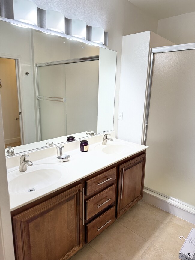 Master Bedroom Ensuite Bathroom - 83 E Agate Ave