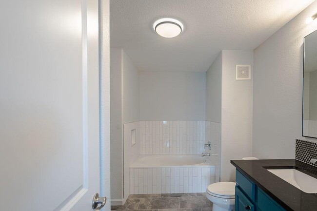 Building Photo - 6810 Deatonhill Dr