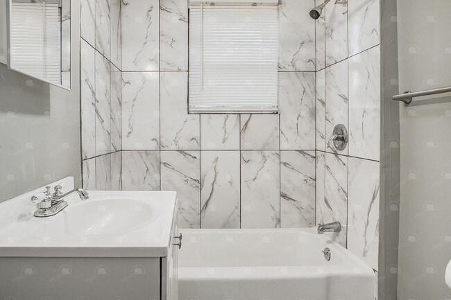 Building Photo - Charming 2 BR 2 BA House in Historic North...