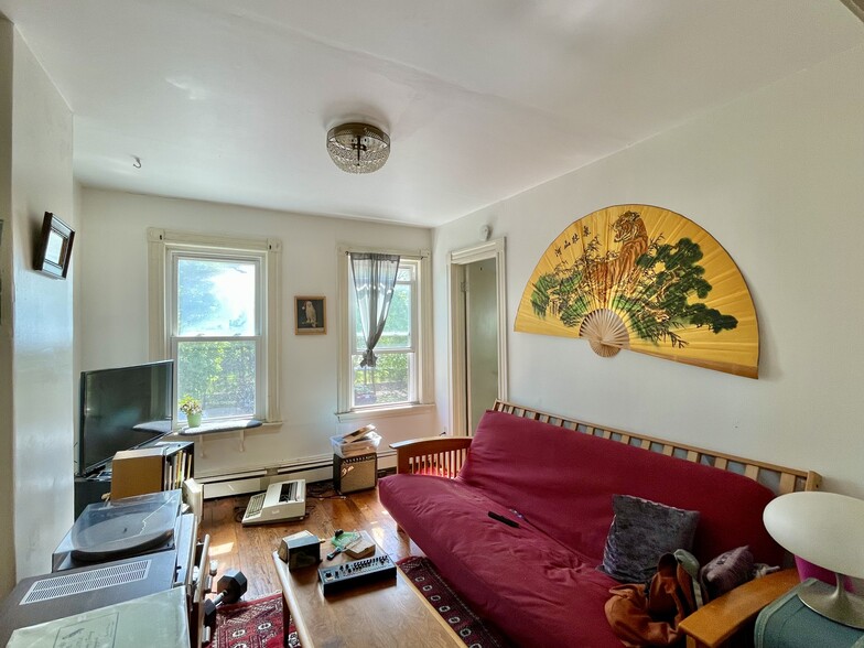 Primary Photo - 24 Mead St