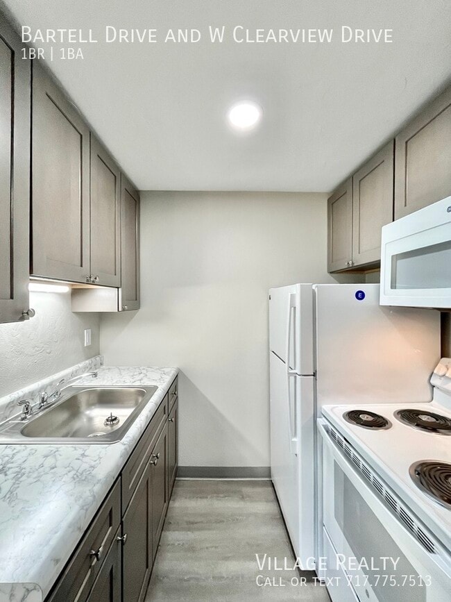 Building Photo - 51 W Clearview Dr