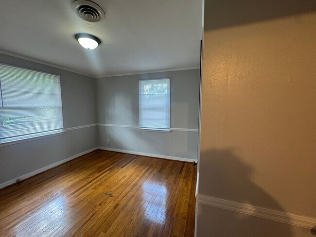 Building Photo - 1143 Lakewood Dr