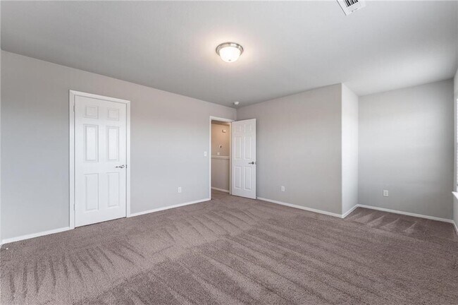 Building Photo - 6601 SW Chestnut Hill Rd