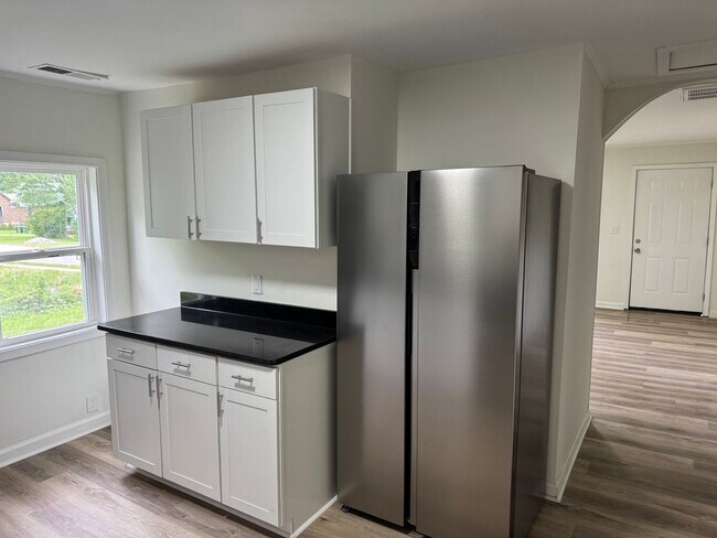 Building Photo - 2 Bedroom 2 Bath Home